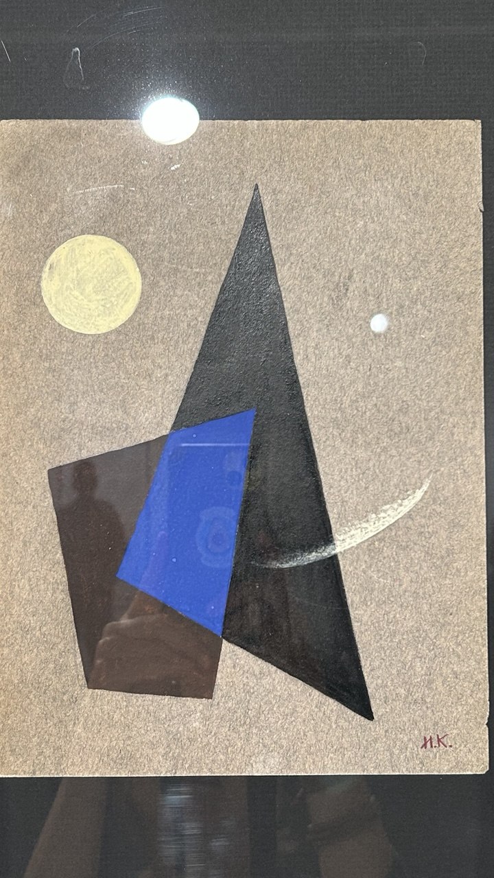 Абстрактная композиция с треугольником