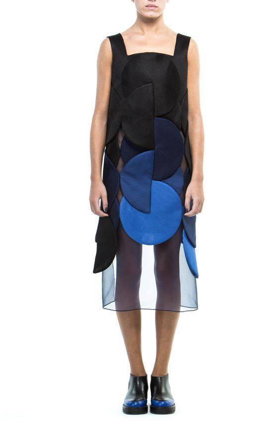 Платье с круглыми фактурными элементами