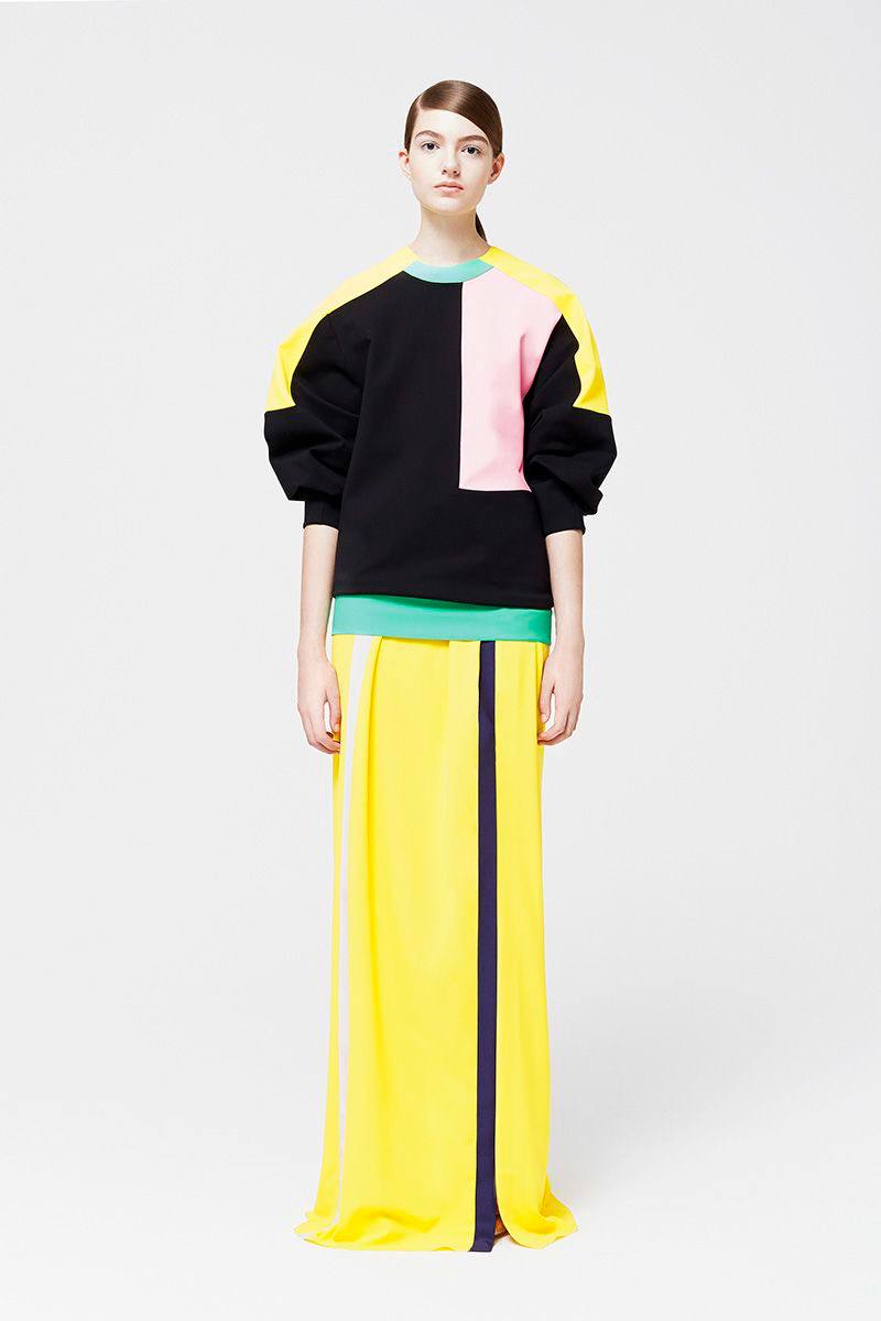 Яркий костюм с графичными цветовыми блоками